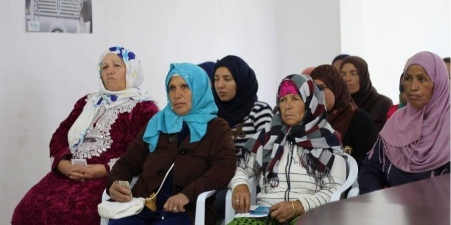 العاملات الفلاحات خلال نشاط من أنشطة مبادرة قضيةٌ هنّ
the farmers' women in one of Their Cause Community Action in Siliana Tunisia